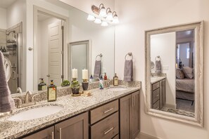Combined shower/tub, free toiletries, hair dryer, towels