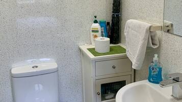 Phòng đôi tiện nghi đơn giản, có phòng tắm riêng, quang cảnh sân vườn (Room 1) | Phòng tắm