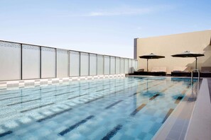Outdoor pool, pool loungers - Ramada Encore by Wyndham Muscat Al-Ghubra (Muscat)