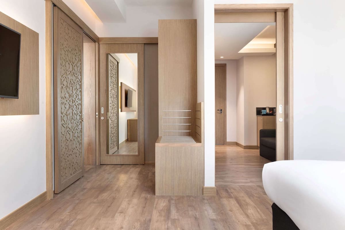 executive suite, 1 king bed | minibar, in-room safe, desk, blackout curtains