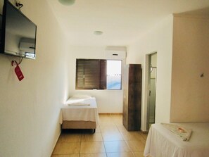 Escritorio, wifi gratis y ropa de cama 