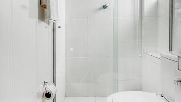 Quarto triplo, várias camas | Banheiro | Chuveiro, secador de cabelo, toalhas de banho, sabonete