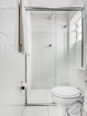 Triple Room, Multiple Beds | Bathroom