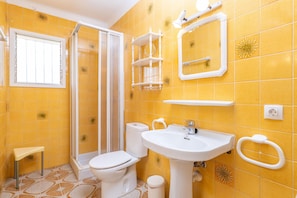 Combined shower/tub, hair dryer, towels