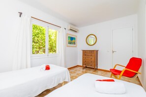 3 bedrooms, iron/ironing board, WiFi (free), bed sheets