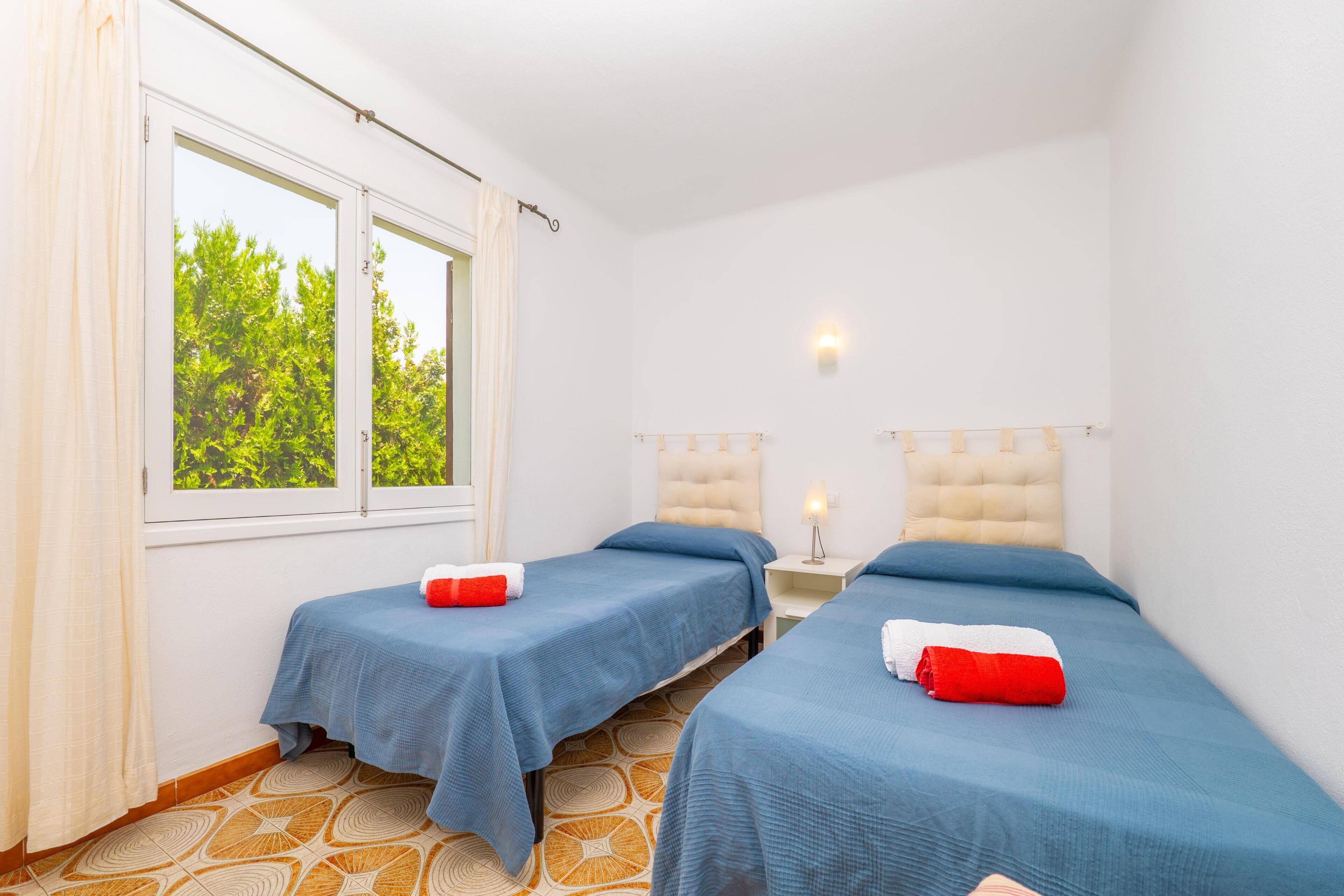 3 bedrooms, iron/ironing board, WiFi (free), bed sheets