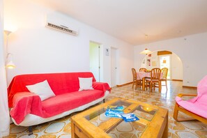 TV, books - CASA FIOL - Beautiful chalet with shared pool near the beach. Free WiFi (Santanyí)