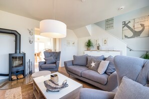 TV, peis, DVD-spiller og musikkbibliotek