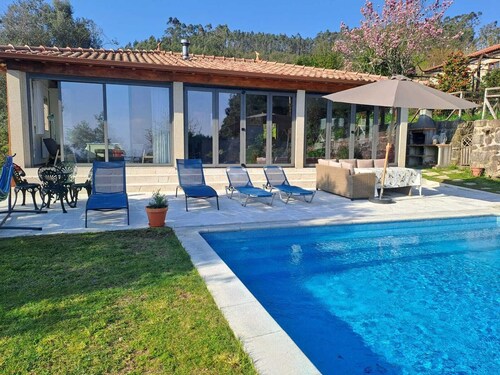 Appartement à la ferme et Pool House. Piscine grande et privée. Vues excellentes
