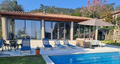 Appartement à la ferme et Pool House. Piscine grande et privée. Vues excellentes