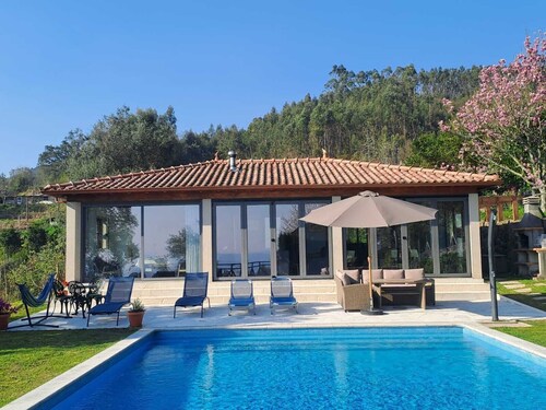 Appartement à la ferme et Pool House. Piscine grande et privée. Vues excellentes