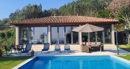 Appartement à la ferme et Pool House. Piscine grande et privée. Vues excellentes