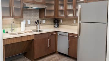 Full-size fridge, microwave, stovetop, dishwasher