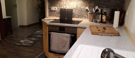 ثلاجة، ميكروويف، فرن، موقد طهي مسطح