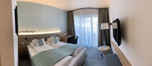 Desk, blackout drapes, soundproofing, iron/ironing board - Donau Lodge Ybbs (Ybbs an der Donau)