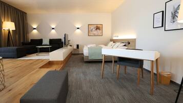 Suite, Terrasse | Schreibtisch, VerdunkelungsvorhÀnge, schallisolierte Zimmer