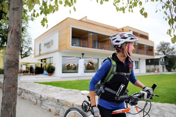 A modern building with large windows and a stone wall in front. - Donau Lodge Ybbs (Ybbs an der Donau)