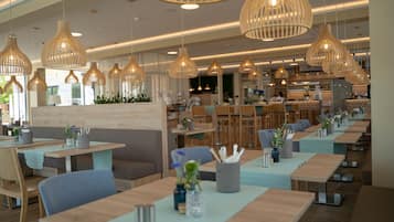朝食、ランチ、ディナーに営業