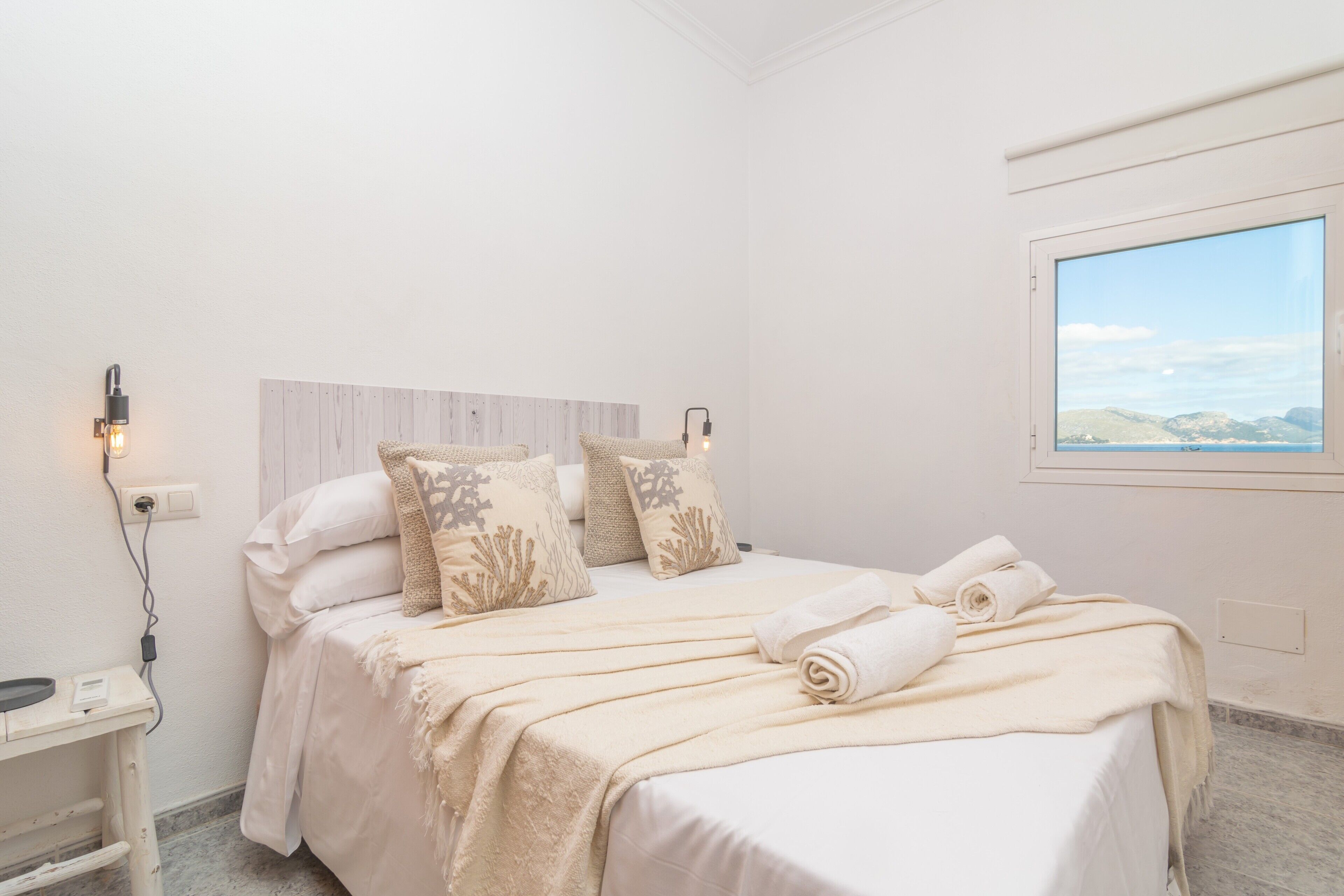 3 slaapkamers, een strijkplank/strijkijzer, gratis wifi, beddengoed