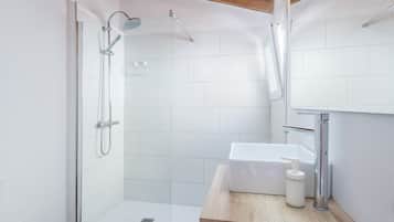 Combined shower/bathtub, hair dryer, bidet, towels