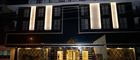 Mặt tiền nơi lưu trú - ban đêm