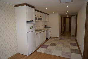 Fridge, stovetop, cookware/dishes/utensils - Avrasya Termal Park Hotel (Armutlu)
