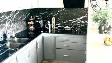 Jääkaappi, mikroaaltouuni, uuni, liesi