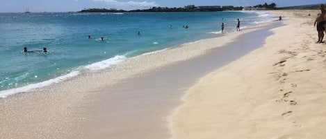På stranden, liggestole, badehåndklæder