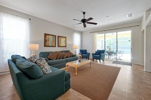 Smart TV, DVD player, books, video library - Luxury & Serenity at Fairways Lake Estates - a Hidden Gem Near Magic Kingdom (Davenport)