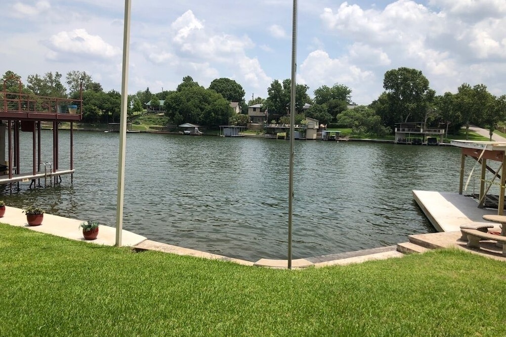 Gorgeous View, Shady Pecan trees, Constant Level on LBJ, Swimming, Boating