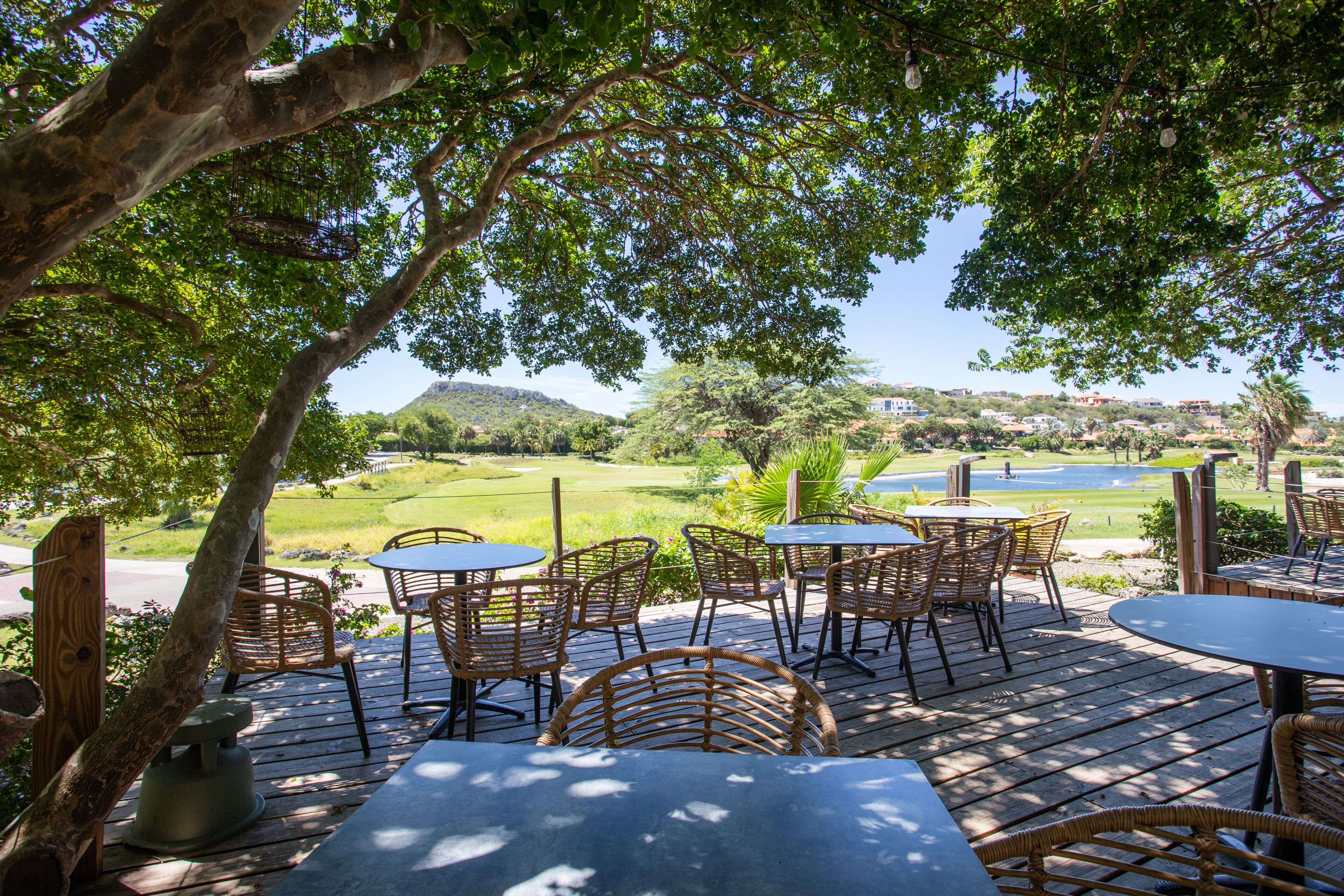 5 restaurants, breakfast, lunch served; local and international cuisine