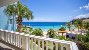 Oceanfront 3 bedroom apartment | Balcony view