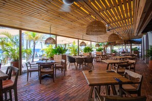 5 restaurants, breakfast, lunch served; local and international cuisine  - Blue Bay Beach Apartments (Sint Michiel)