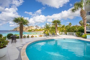 Outdoor pool, pool loungers - Blue Bay Beach Apartments (Sint Michiel)