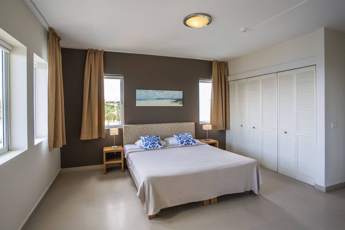 Blue Bay Beach 2 bedroom Apartment | 3 camere, una cassaforte in camera, con stile personalizzato