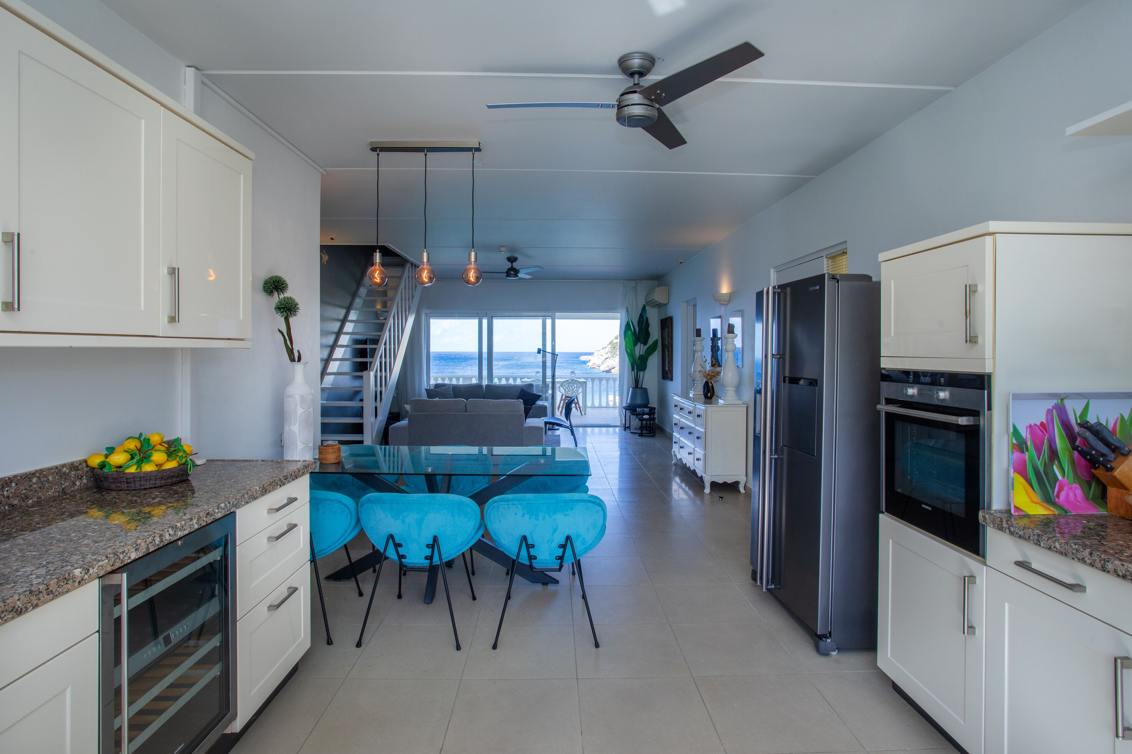 Oceanfront 4 bedroom penthouse | Essbereich im Zimmer