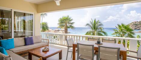 Oceanfront 3 bedroom apartment | ダイニングルーム