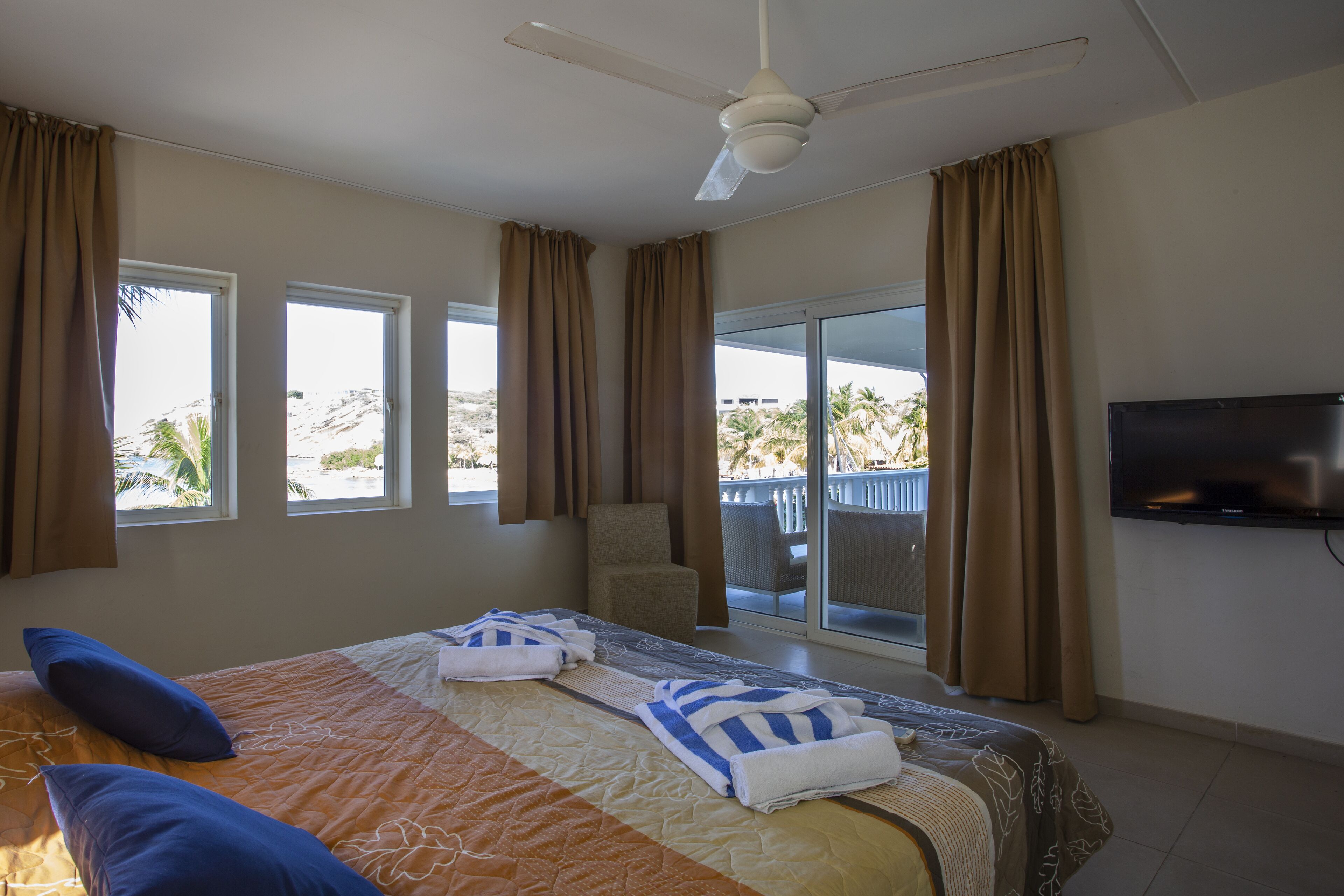 oceanfront 3 bedroom apartment | 3 bedrooms, in-room safe, individually decorated, individually furnished