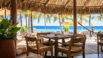 5 restaurants; breakfast, lunch, dinner, and brunch served