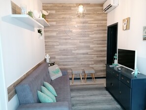 Apartment, 1 Schlafzimmer (Verde e Mar) | Wohnbereich | 32-Zoll-Flachbildfernseher mit Kabelempfang, Smart-TV, Netflix