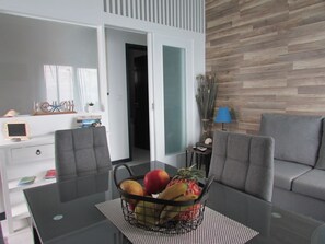 Apartment, 1 Schlafzimmer (Azul e Mar) | Essbereich im Zimmer