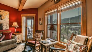 極品公寓客房, 2 間臥室, 陽台, 山景 (Tenderfoot Lodge 2673) | 起居區 | 42-吋平面電視、有線頻道、智慧型電視、壁爐