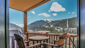 Premier Condo, 2 Bedrooms, Balcony, Mountain View (Tenderfoot Lodge 2673) | Balcony view
