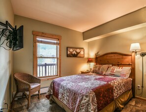 Kondominium Premier, 2 kamar tidur, balkon, pemandangan gunung (Tenderfoot Lodge 2673) | 2 kamar tidur dan didekorasi berbeda-beda