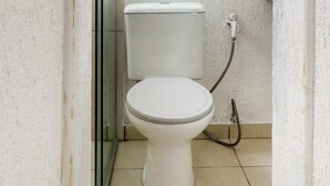 Quarto quádruplo, várias camas | Banheiro