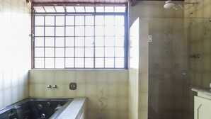 Quarto triplo, várias camas | Banheiro