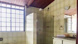 Quarto triplo, várias camas | Banheiro