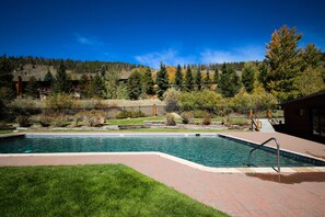 Deluxe Townhome, 3 Bedrooms, Fireplace, Mountain View (Tennis Townhomes 1319) | Exterior