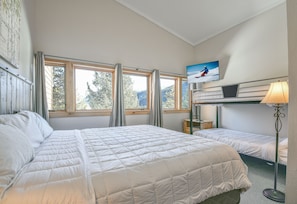 Deluxe Townhome, 3 Bedrooms, Fireplace, Mountain View (Tennis Townhomes 1319) | 3 bedrooms, individually decorated, individually furnished, desk - Tennis Townhomes 1319 (Keystone)