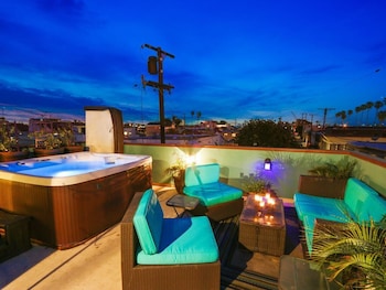 Large 4 bedroom  at the  beach with rooftop patio and jacuzzi. S